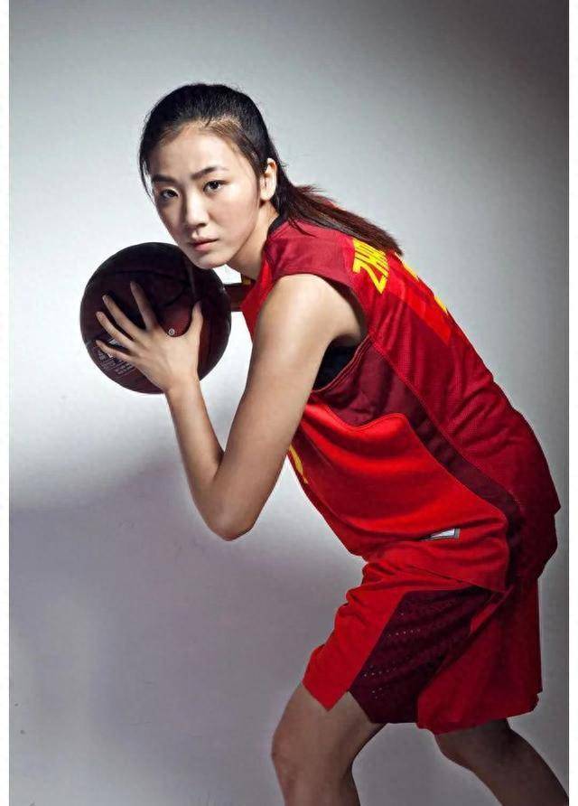 她是中国女篮第一美女，库里曾看直了眼并趁机揩油，如今幸福美满-第1张图片-太平洋在线下载