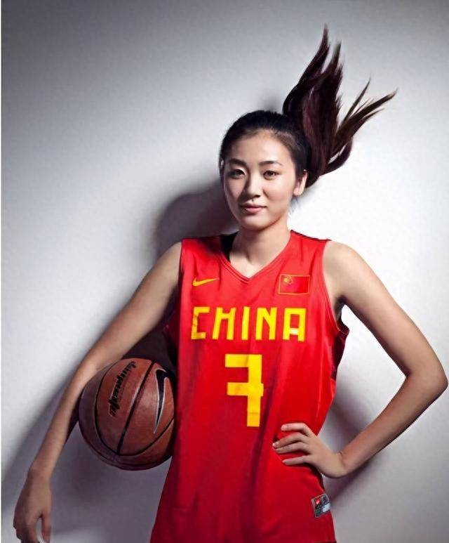 她是中国女篮第一美女，库里曾看直了眼并趁机揩油，如今幸福美满-第2张图片-太平洋在线下载