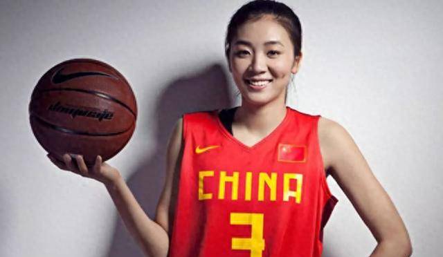 她是中国女篮第一美女，库里曾看直了眼并趁机揩油，如今幸福美满-第5张图片-太平洋在线下载