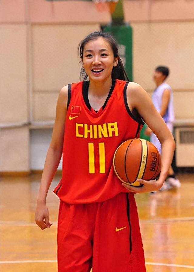 她是中国女篮第一美女，库里曾看直了眼并趁机揩油，如今幸福美满-第6张图片-太平洋在线下载