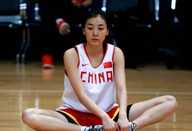 她是中国女篮第一美女，库里曾看直了眼并趁机揩油，如今幸福美满-第9张图片-太平洋在线下载