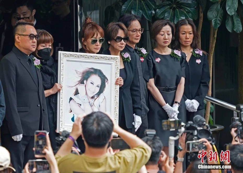 李玟今日安葬于武汉，粉丝含泪送别，现场响起这首歌